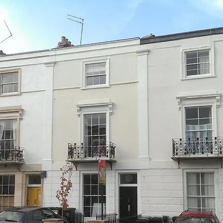 Prime Clifton Location - 2 Bedroom *